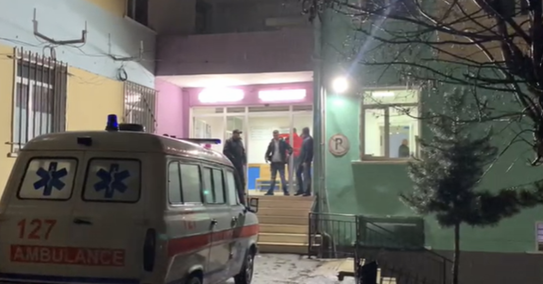 EMRAT/ Makina ra në greminë, dy të lënduar rëndë