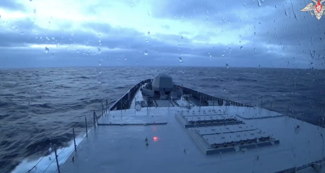 E mbushur plot raketa hipersonike, luftëanija ruse zhvillon stërvitje ushtarake në Detin Norvegjez