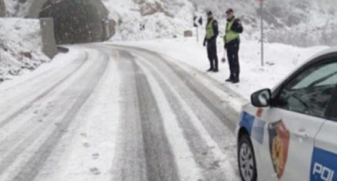 Reshjet e dendura bllokojnë Rrugën e Arbrit dhe bypass-in në qafën e Murrizit, radhë të gjata automjetesh