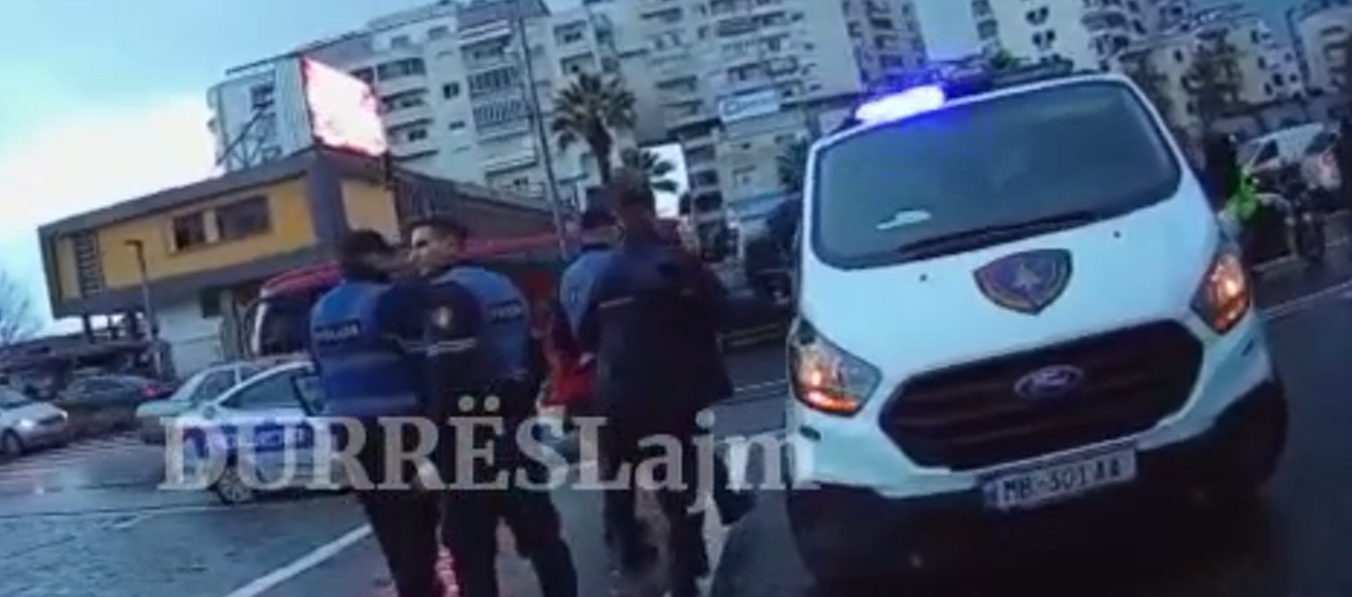 Nxorri thikën dhe plagosi një person, momenti kur policia arreston autorin (VIDEO)