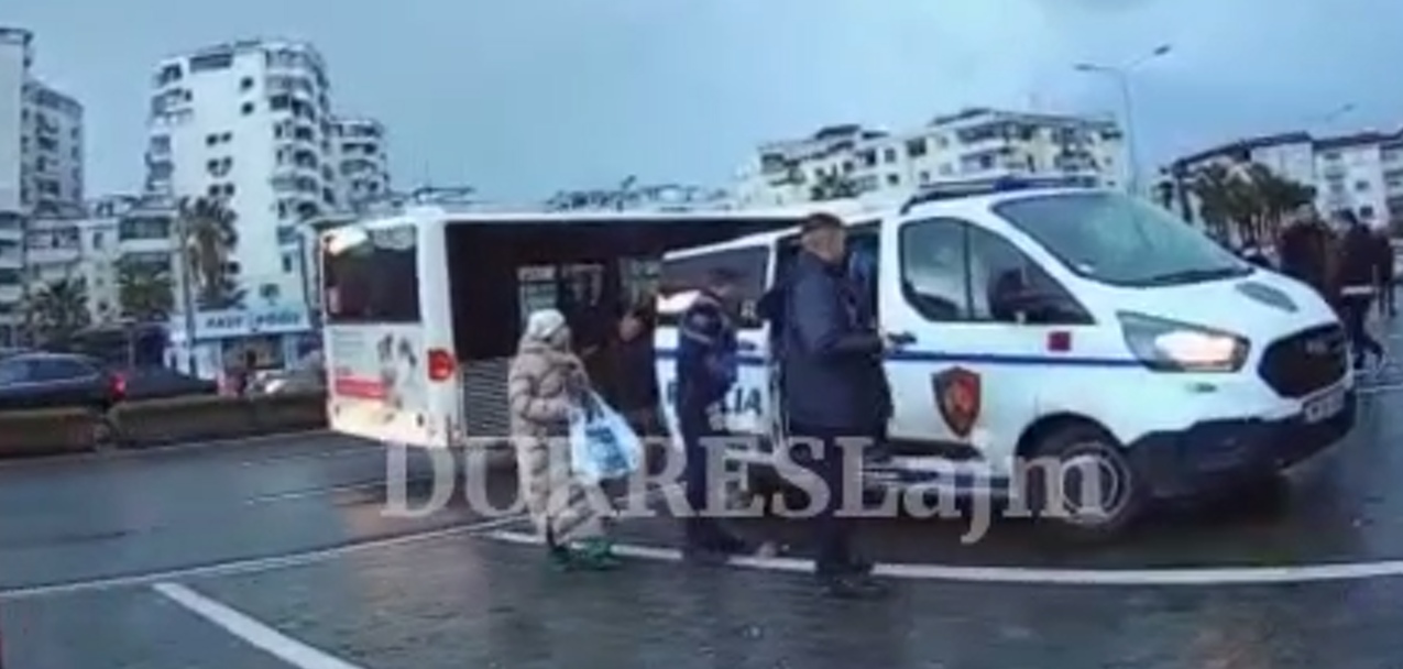 Plagosje me thikë te stacioni i trenit në Durrës