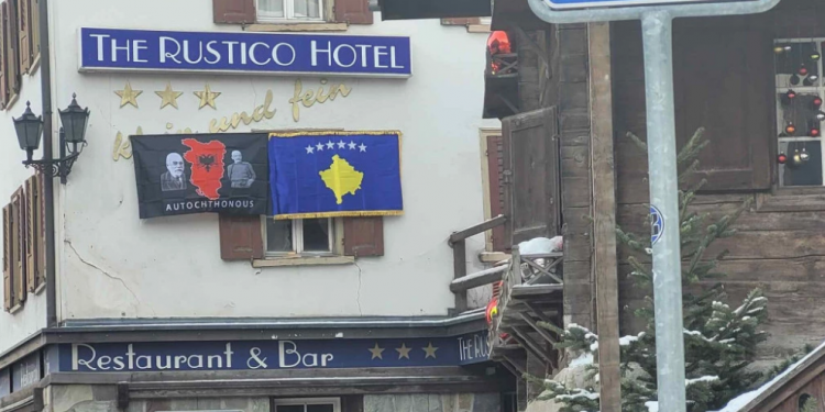 Flamuri i “Shqipërisë Etnike” dhe i Kosovës varen përballë hotelit ku do të qëndrojë presidenti Vuçiç në Zvicër