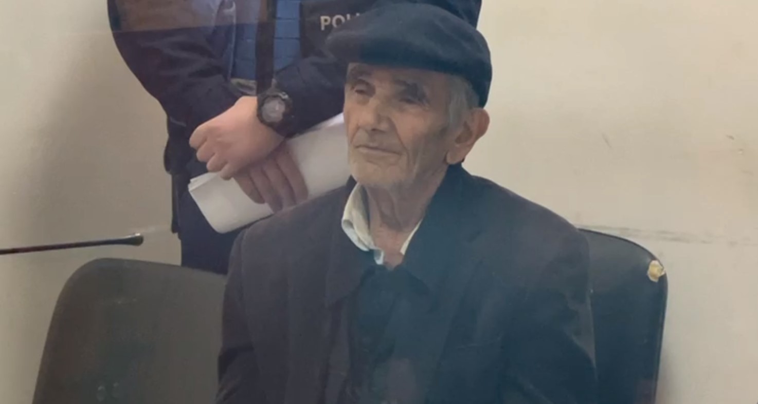 Vrau me sëpatë gruan dhe vëllanë, arrest me burg për 80-vjeçarin