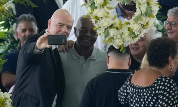 Infantino bën ‘selfie’ pranë trupit të pajetë të Pele, acarohen tifozët pasi e shohin si shfrytëzim të situatës për reklamë