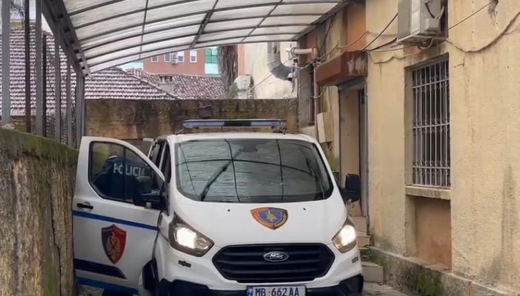 Hodhi foshnjën në lumë/ Gjykata vendos masën “arrest me burg” për 32-vjeçaren