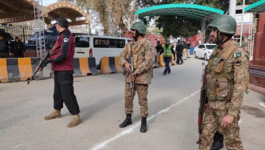 Shpërthim në një xhami në Pakistan/ Njerëz nën rrënoja, 28 të vrarë dhe 150 të plagosur