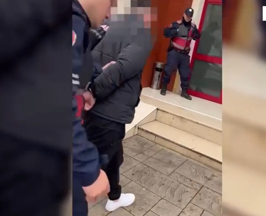 Lëvizte me pistoletë në makinë, “Shqiponjat” i vënë prangat 26-vjeçarit në Tiranë