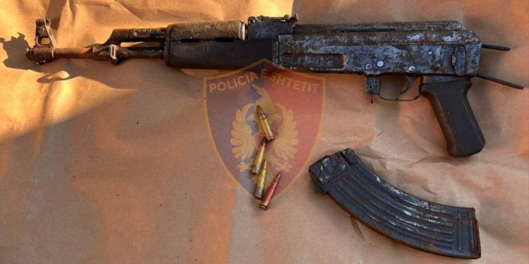 Iu gjetën automatik dhe municion luftarak në banesë, pranga 56-vjeçarit