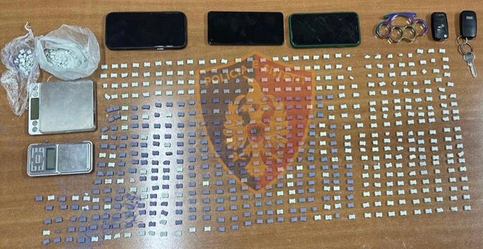 Shpërndanin lëndë narkotike ekstazi në Tiranë, 3 të arrestuar