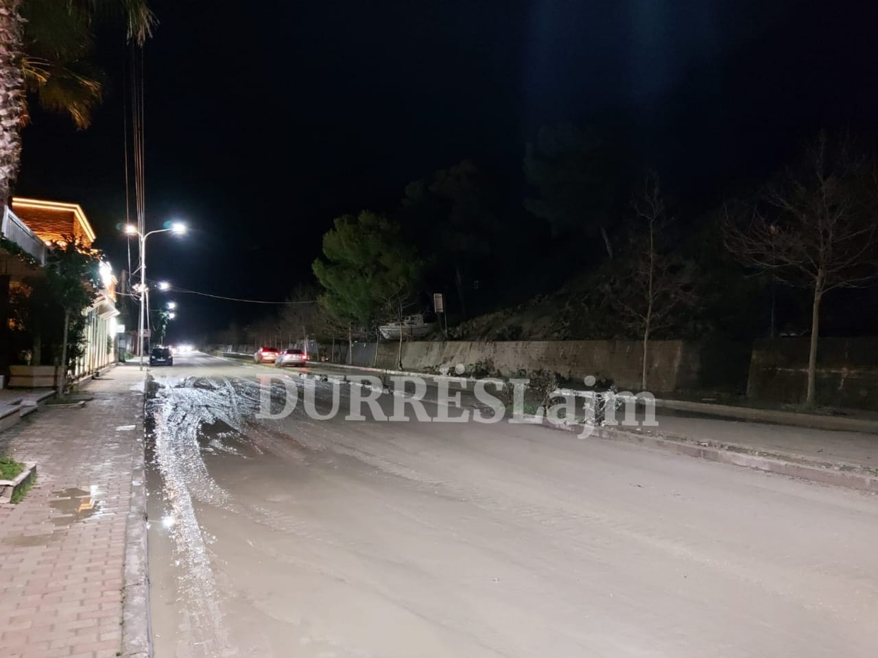 VIDEO/ Lirohet qarkullimi në Currila, rruga pastrohet totalisht nga dherat