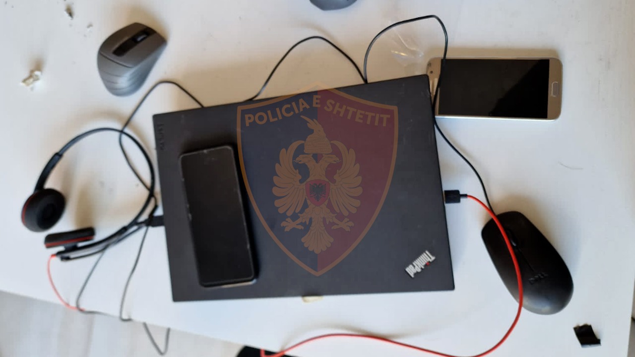 Kishin improvizuar një call center dhe mashtronin shtetas të huaj, në pranga dy të rinj