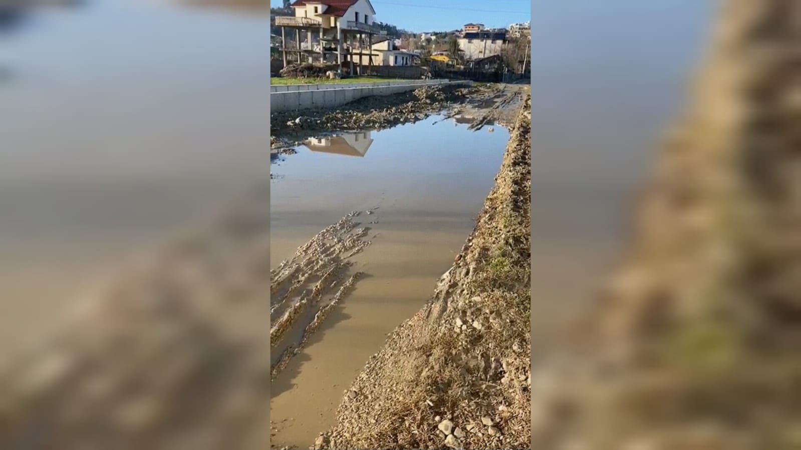 PL Durrës publikon videon: Ka apo nuk ka reshje shiu, rrugët e qytetit janë në këtë gjendje. Banorët mbajnë çdo ditë çizme