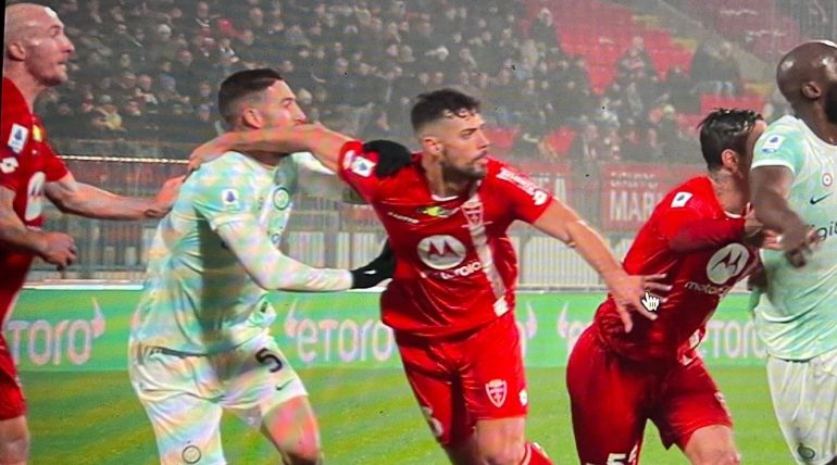 Inter ndihet i vjedhur në Monza, moviola i jep të drejtë trajnerit Inzaghi për pretendimet e tij