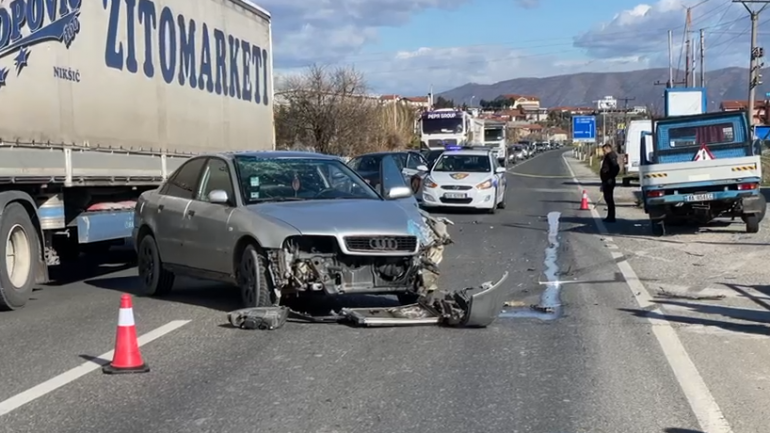 Makina përplaset me kamionçinën, plagosen dy persona