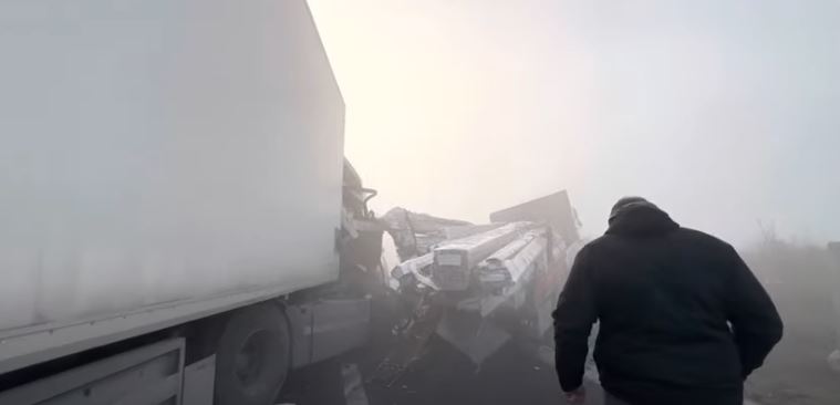 Aksident i frikshëm në Athinë! Përplasen 6 kamionë dhe 13 makina, disa të plagosur (VIDEO)