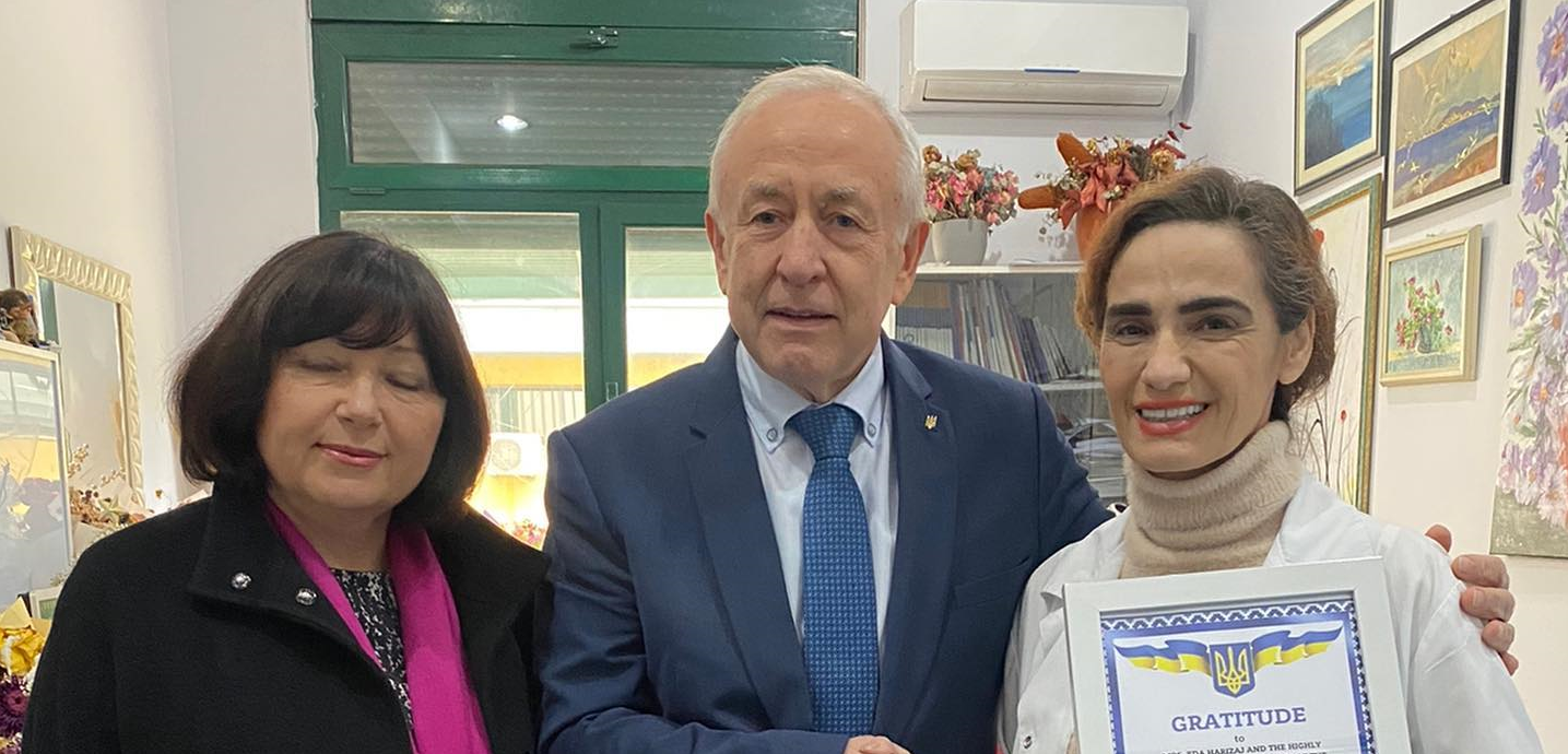 Çertifikatë mirënjohjeje nga ambasadori i Ukrainës për mjeken Eda Harizi dhe stafin e spitalit të Durrësit (FOTO)