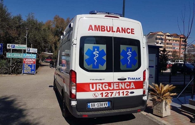 Mbërrin i plagosur me armë zjarri një person në spital, detajet e para