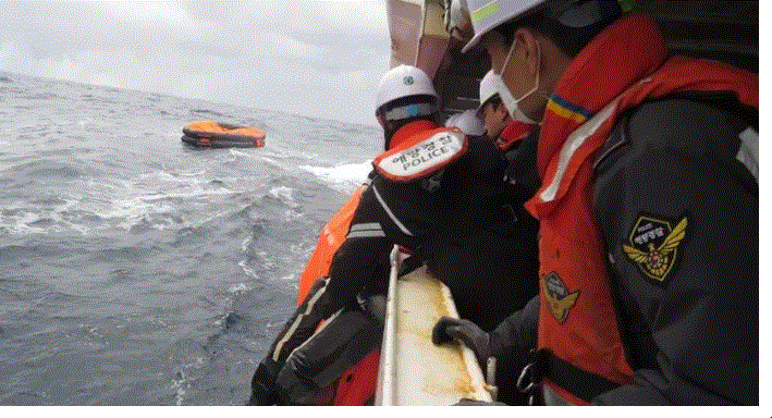 Fundoset anija e mallrave në brigjet e Japonisë/ Humbin jetën 8 persona, shpëtojnë 5 të tjerë