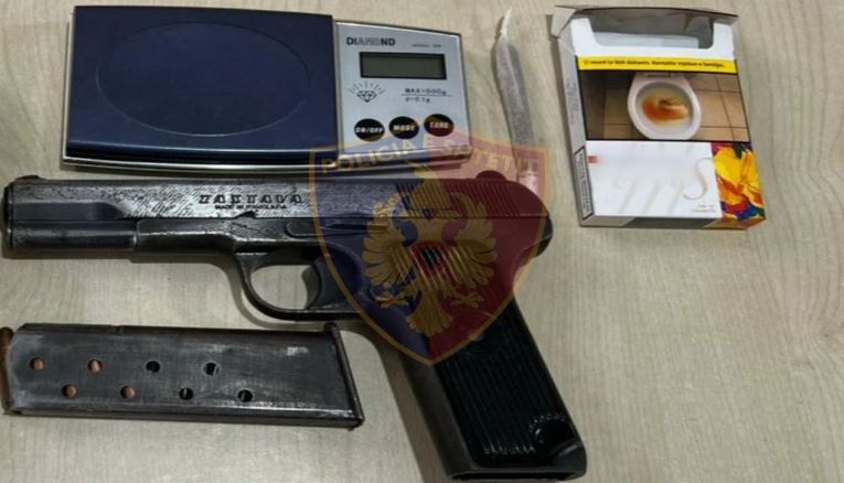 Armë dhe drogë në makinë/ Arrestohet 19-vjeçari, hetohet në gjendje të lirë i vëllai