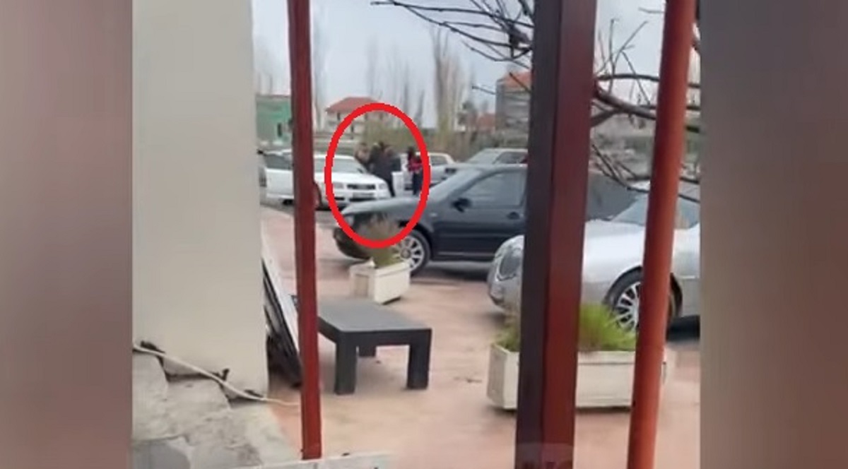 U kap me arsenal armësh, publikohet foto e 36-vjeçarit me kallashnikov mbi bagazhin e “Audi”-t dhe momenti i arrestimit
