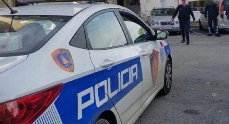 Aksidentohet 13-vjeçari me biçikletë në Durrës, e përplasi një automjet