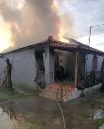 Digjet një banesë në Fier, rrezikohen shtëpitë pranë, ndërhyjnë zjarrfikëset