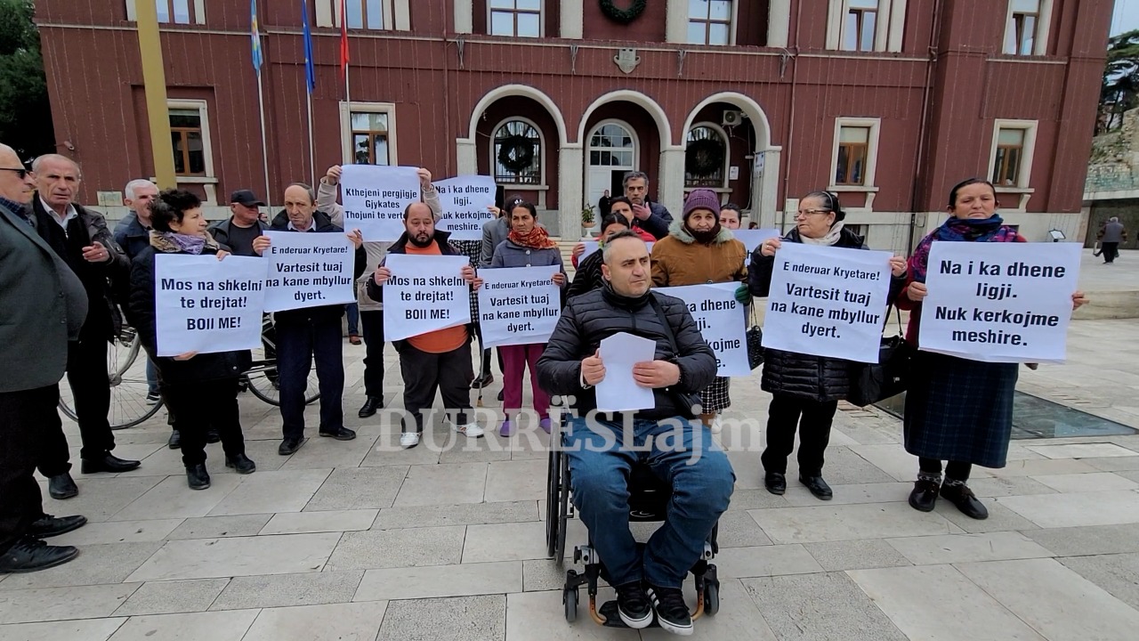 Invalidët protestojnë para bashkisë Durrës: Nuk na japin listëpagesat, i kërkojmë prej vitesh (VIDEO)