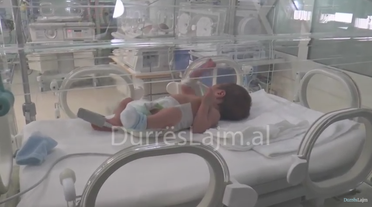 Vajzë është fëmija i parë i lindur në maternitetin e Durrësit për këtë vit