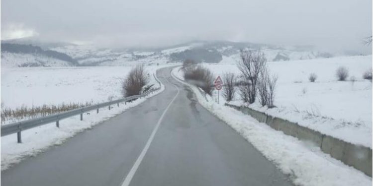 Reshjet e dëborës, ARRSH: Në aksin Qafë Thore-Theth vazhdon rënia e ortekëve, vështirësi në qarkullimin e automjeteve