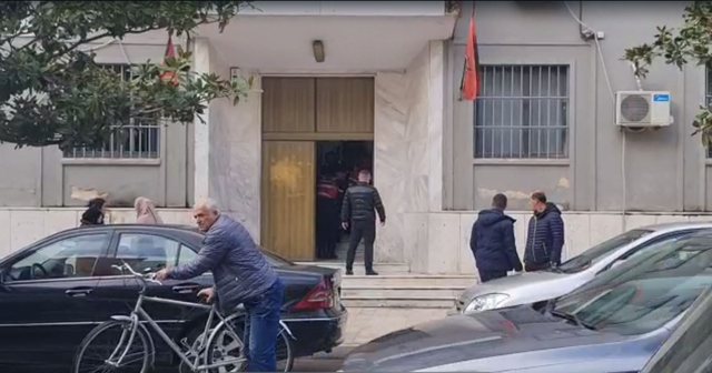 Grabitën me armë dyqanin në Durrës, gjykata vendos për dy të arrestuarit