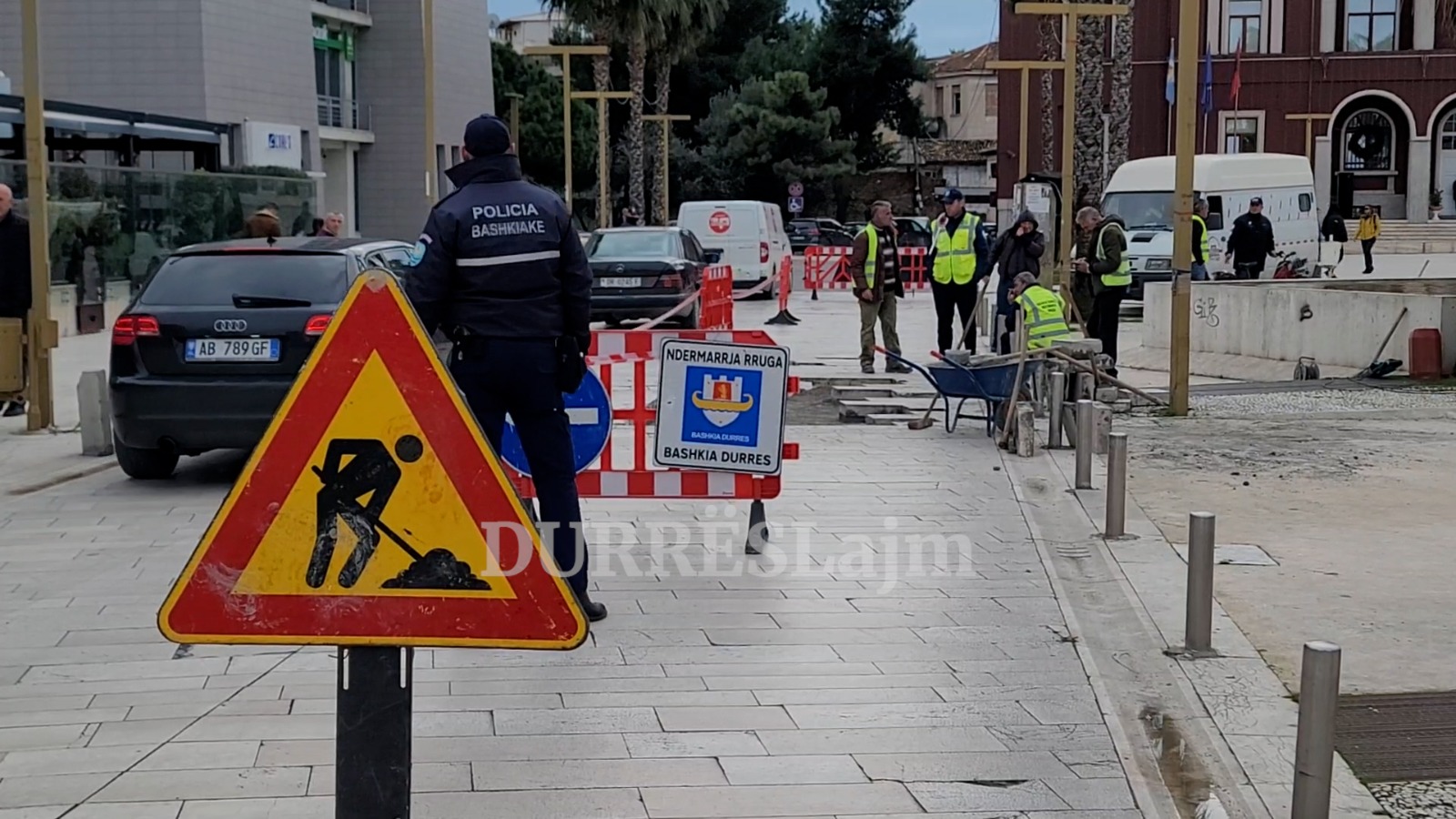 Zëvendësohen pllakat e dëmtuara në sheshin &#8220;Liria&#8221; dhe dy rrugët që përshkojnë qendrën e Durrësit (VIDEO)