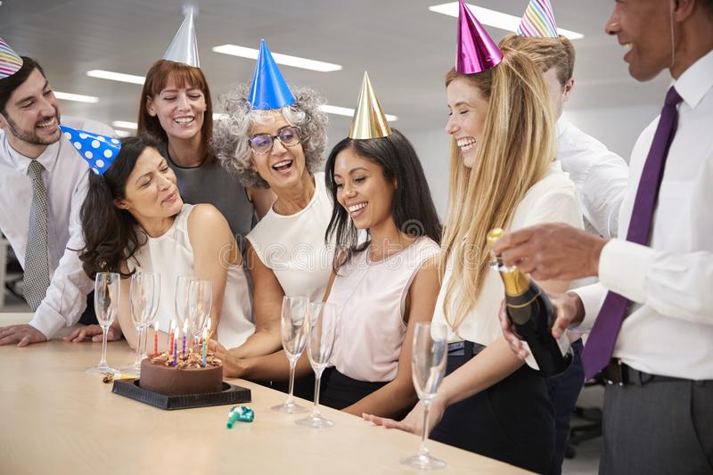 Keni ditëlindjen dhe dëshironi t’u ofroni tortë kolegëve tuaj? Mendojeni mirë pasi të lexoni këshilltaren e ushqimit