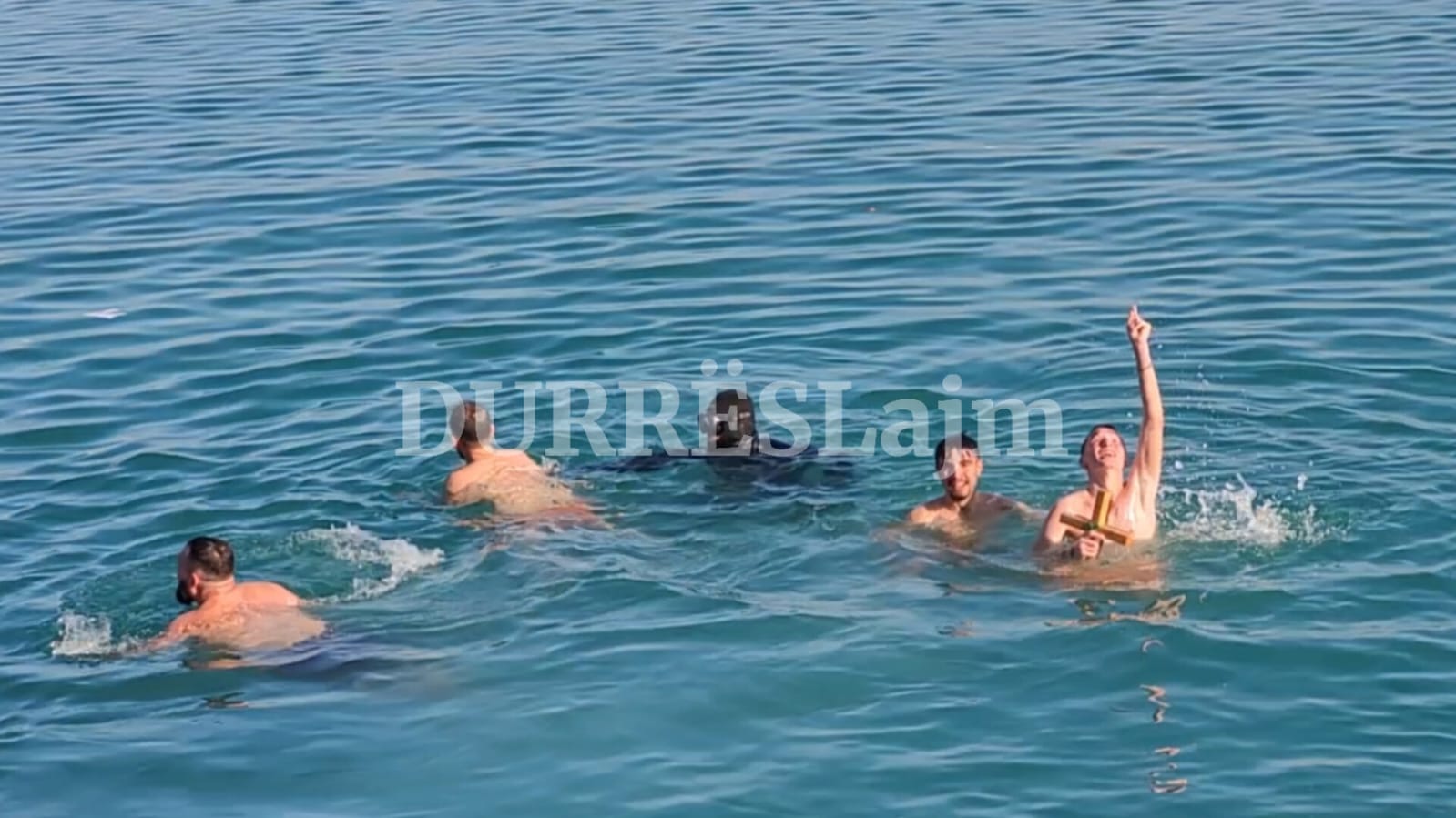 Dita e Ujit të Bekuar në Durrës, kush është adoleshenti që sfidoi të ftohtin dhe kapi kryqin (VIDEO)