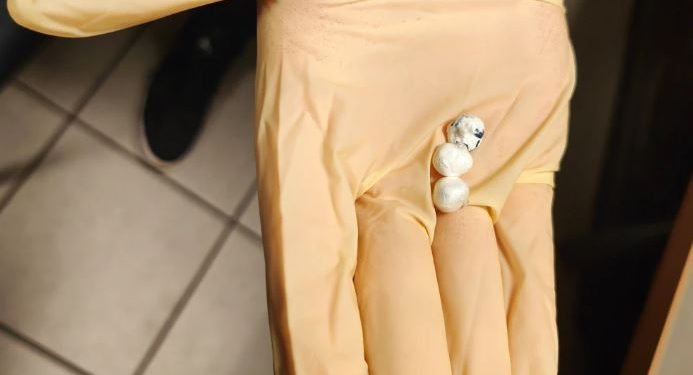 Fshehu drogën në gojë që t’i shpëtonte policisë, arrestohet 15-vjeçari shqiptar