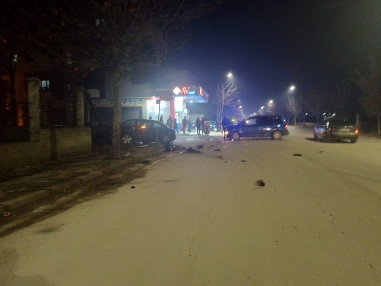 Përplasen 3 makina, policia në vendngjarje