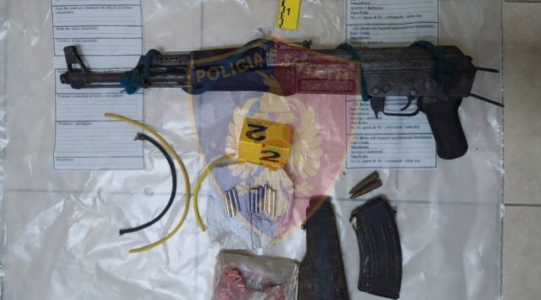 Dhunoi dhe kërcënoi me armë gruan dhe fëmijët, arrestohet 40-vjeçari