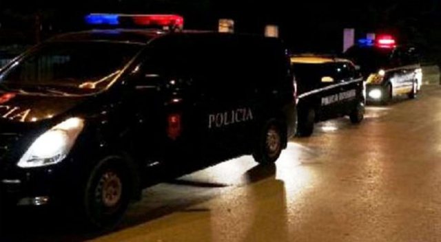 Arrestohen dy të rinj në Durrës, çfarë iu gjeti policia në makinat që drejtonin