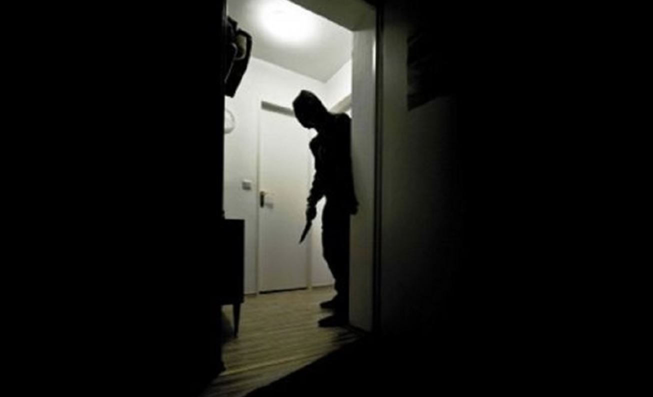 Dhunohet e moshuara, persona të maskuar i grabisin 10 mijë euro nga shtëpia (EMRI)