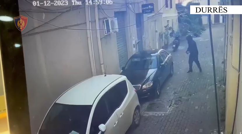 Arrestohet hajduti i makinave në Durrës, policia publikon pamjet kur thyen mjetin dhe vjedh sendet (VIDEO)