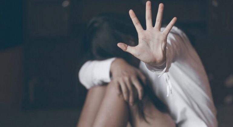 E futi në kurth duke i ofruar punë/ Shqiptari ‘burgos’ në apartament dhe shfrytëzon seksualisht 23-vjeçaren në Greqi