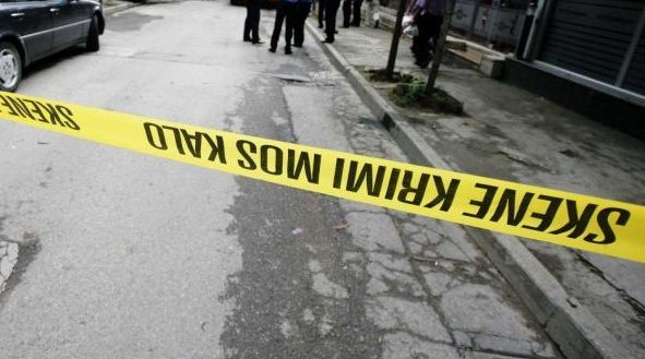 Hidhet nga kati i tretë i moshuari, humb jetën