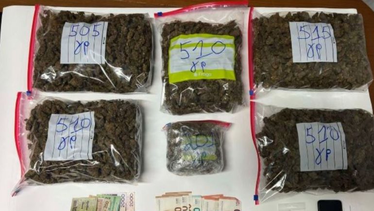 U kap duke transportuar mbi 2 kg kanabis, përfundon në pranga i riu shqiptar