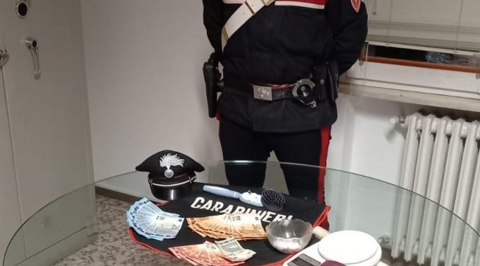 Fshehu drogën në krehërin e flokëve, arrestohet shqiptari në Itali