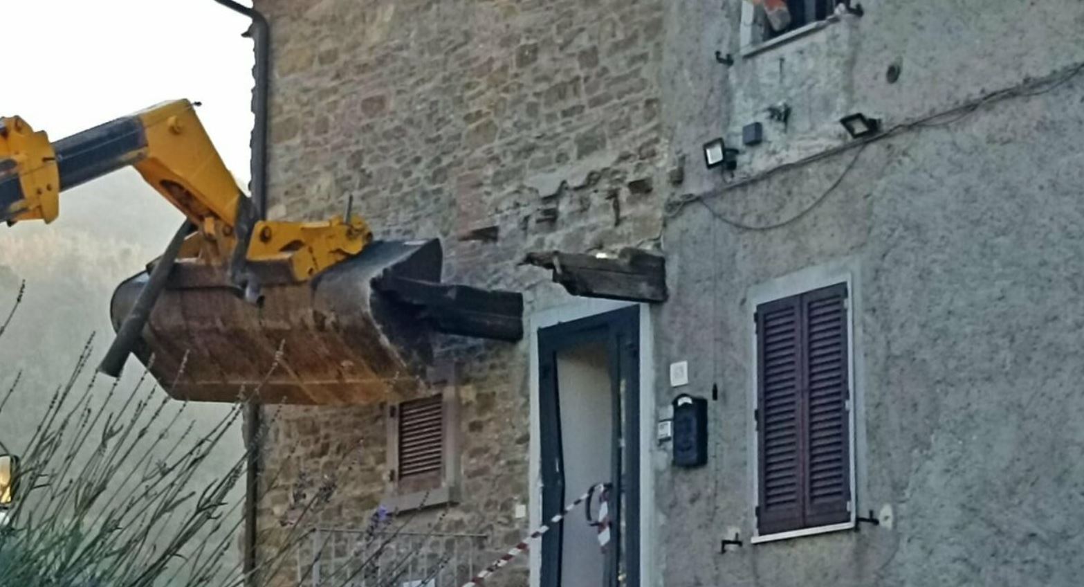 Po i shkatërronte shtëpinë me ekskavator fqinjit, zbulohet identiteti i shqiptarit që u vra në Itali