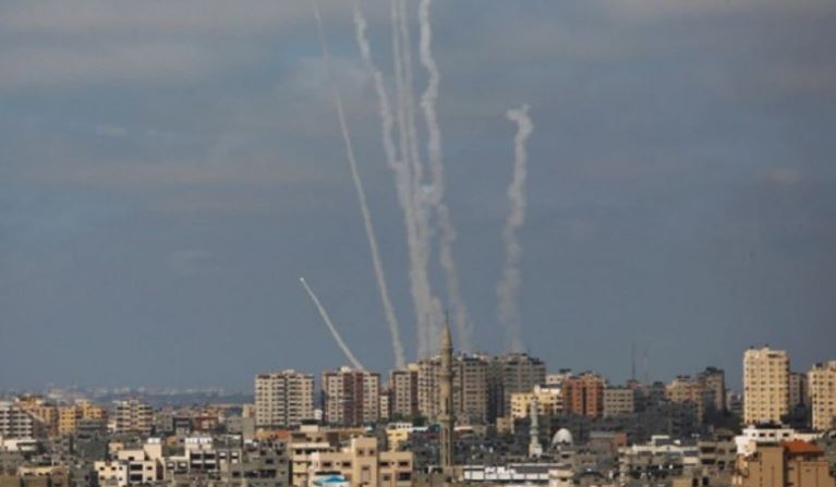 ​Izraeli shton masat pas sulmeve, qeveria lehtëson marrjen e armëve të lehta për qytetarët