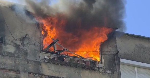 Përfshihet nga flakët një banesë, dyshimet e para