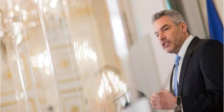 Kancelari austriak: Të gatshëm të dërgojmë trupa shtesë në Kosovë