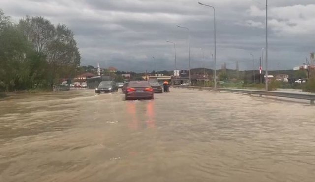 Përmbytjet në Lezhë, evakuohet një familje prej 6 personash