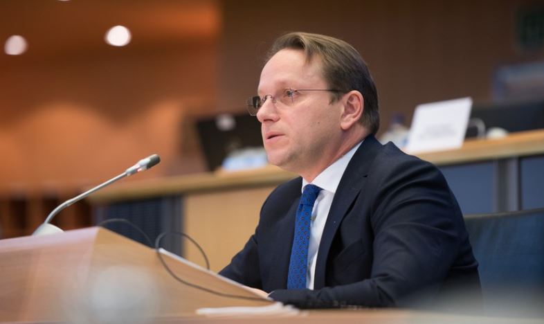 Plagosja e dy të rinjve serbë në Kosovë, reagon Varhelyi: Jam i shokuar, s’ka justifikim për dhunë