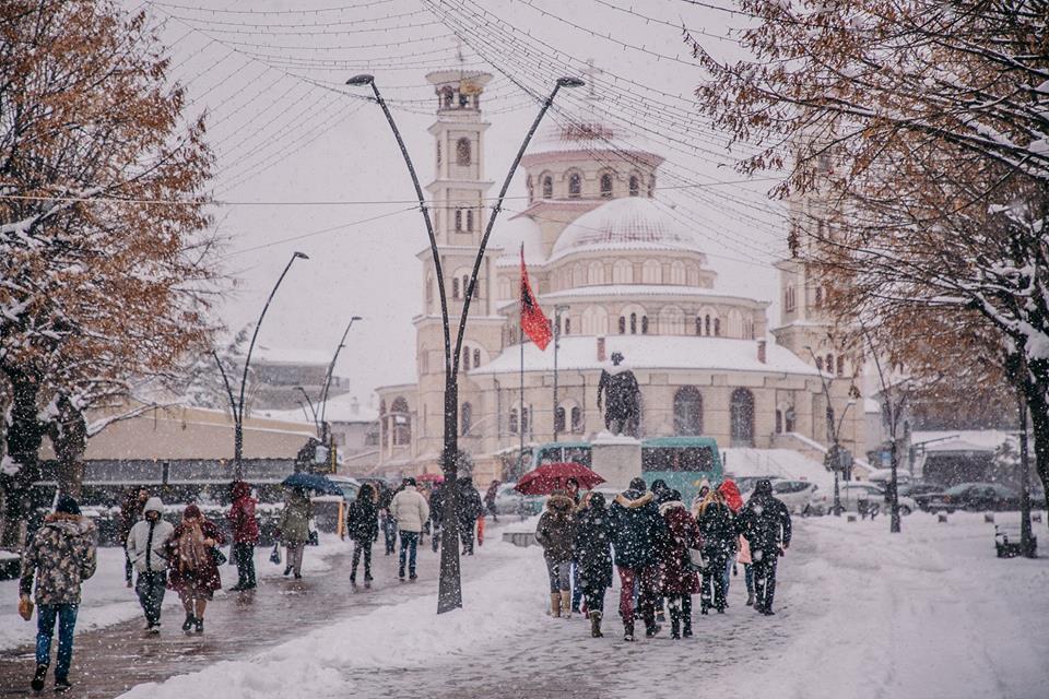 Zbardhet Korça, aksi rrugor ku mjetet duhet të përdorni zinxhirë